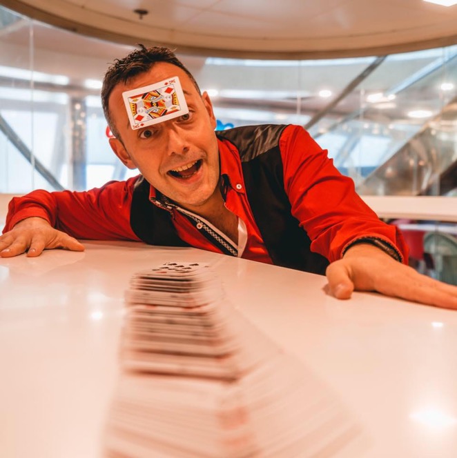 Mago haciendo magia de cerca con cartas