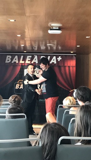 mago en madrid realizando espectáculo de magia
